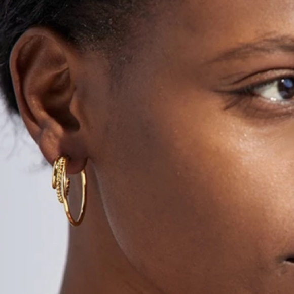 new 18k Gold Plated Textured Hoop Earrings - Picture 3 of 10